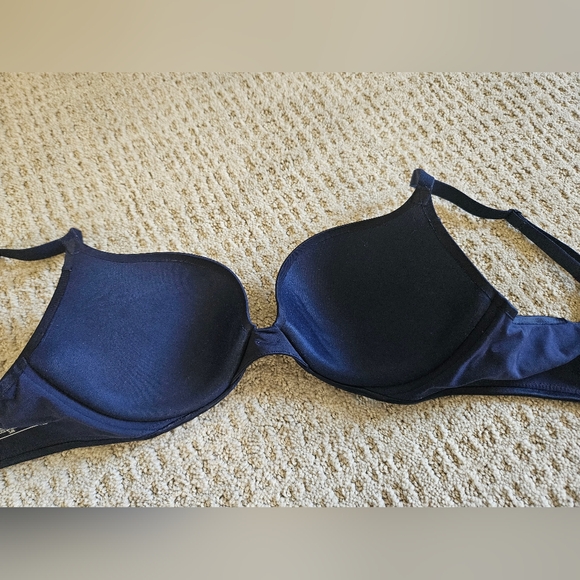 Victoria's Secret Pushup Bra - Picture 2 of 3
